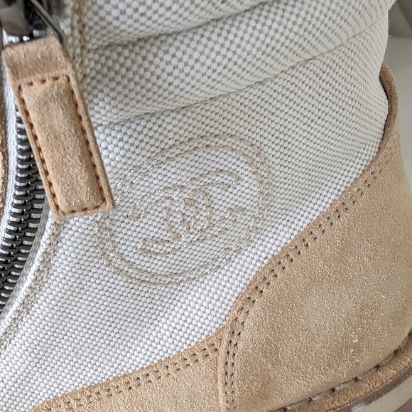 PRE LOVED CHANEL INTERLOCKING CC LOGO COMBAT BOOTS - Picture 5 of 16